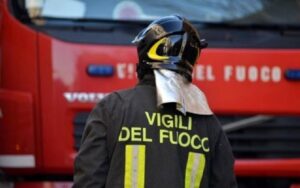 Muletto prende fuoco: fiamme nel capannone