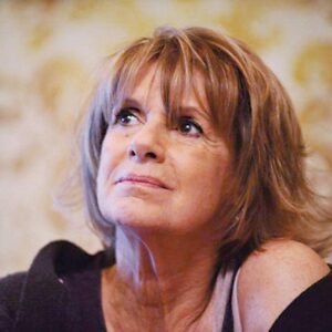 ‘Attraverso’ Lella Costa e le storie di ‘Questioni di Cuore’