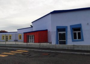 Scuole medie senza tende: si usano i sacchetti delle immondizie