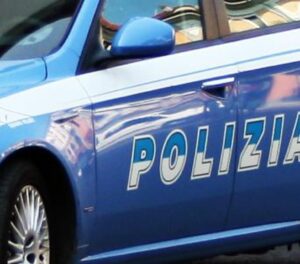 Mostra i genitali ai poliziotti che gli avevano chiesto i documenti