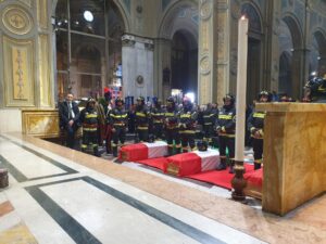 L’Italia dice addio e ringrazia i pompieri Marco, Matteo e Nino