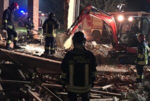 L’esplosione e il crollo: perdono la vita tre vigili del fuoco. Non è esclusa la pista dolosa: rinvenute bombole con timer