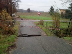 A Gavonata cede il ponte sul rio, Baldi: “Tra le priorità, ma ci vorranno mesi”
