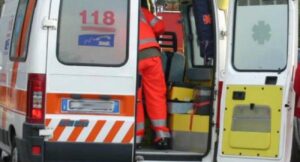 Schianto davanti alla stazione ferroviaria, un morto