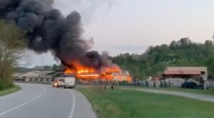Incendio devastante alla ex EdilCassine: indagini in corso