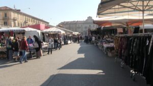 Gli ambulanti si fanno sentire: presidio davanti alla Prefettura