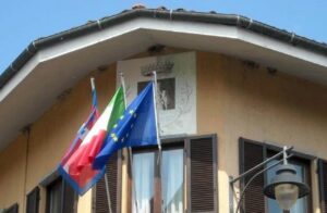 Si spacciano per vigili, ma la signora chiama il Comune…