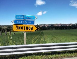 Incredibile…ma vero! Cartello all’ingiù per Ponzone