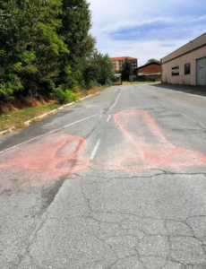 I vandali colpiscono ancora: disegni osceni stavolta sull’asfalto