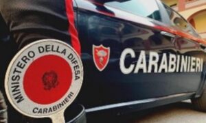 Colpisce il padre con roncola e forcone: arrestato per tentato omicidio