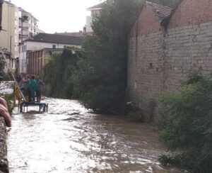 Rio Medrio: due operai trascinati via e poi salvati