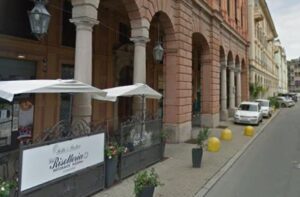 Sotto i portici in sacco a pelo: «Dorme qui da parecchio, sembra non voglia aiuto»
