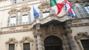 Piemonte: mascherine obbligatorie all’aperto vicino alle scuole
