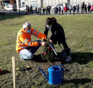I piccoli studenti della ‘Monteverde’ adottano cinque pini