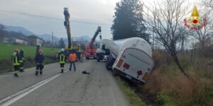 Cisterna esce di strada a Ponti, intervengono i Vigili del Fuoco