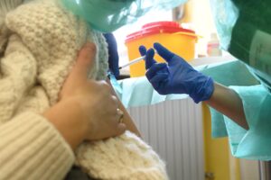 Vaccini, domani arrivano le dosi di Astra Zeneca