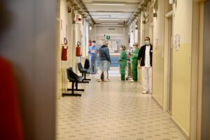 Casi critici o parto, via libera alle visite in ospedale