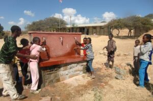 Tappi di plastica riciclati per costruire pozzi in Africa