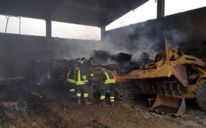 Incendio capannone a Cartosio: vigili ancora al lavoro