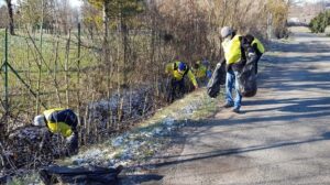 Pulizia aree verdi: “Nei fossi decine di sacchi e centinaia di bottiglie”