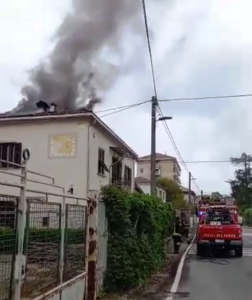 Prende fuoco il tetto: sul posto i Vigili del Fuoco