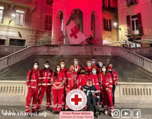Festa della Croce Rossa: la Bollente si è illuminata di rosso