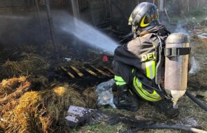 Strevi, portico in fiamme: sul posto i Vigili del Fuoco