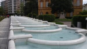 Sale su un pino in piazza Italia: intervengono i Vigili del Fuoco
