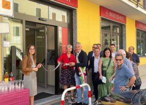 Taglio del nastro alla nuova filiale del paese
