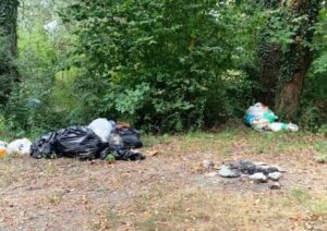 Pic-nic di incivili, rifiuti lungo l’Erro