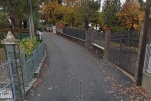 “L’acqua continua a scorrere in strada: riparate il guasto!”