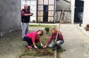 Il sindaco Solferini e i volontari a lavoro per pulire il paese