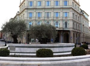 Restyling di piazza Italia: raccolta firme per salvare gli ulivi?