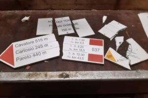 Vandali sulla ciclabile: il Cai ripara i danni
