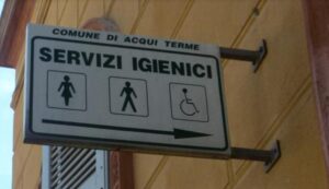 Riaprono i bagni pubblici: “Restituiti alla città”