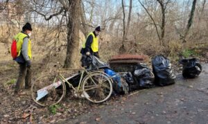 Pista ciclabile e Acqua Marcia: abbandonati rifiuti di ogni genere