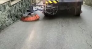 Una spazzatrice per il decoro del paese