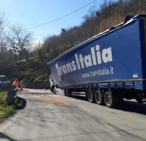 Terzo: tir bloccato sul cavalcavia della SP230