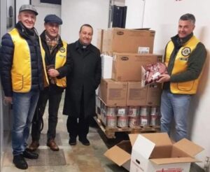 Lions: in dono derrate alimentari alla Mensa della Fraternità