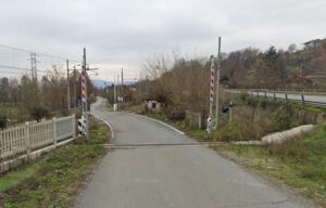 Passaggio a livello chiuso, sì o no? Rfi ne discute con i terzesi