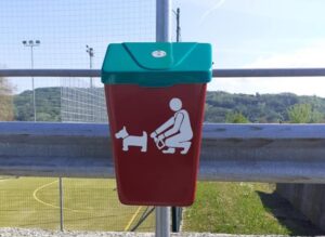 In paese i primi contenitori per deiezioni canine: “Fatene buon uso”