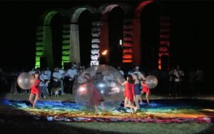 Coreografie e messaggi di pace: le Acquilimpiadi sono iniziate