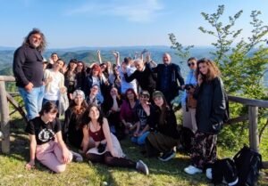 Studenti bulgari in visita nell’Acquese: la guida è l’artista Misheff