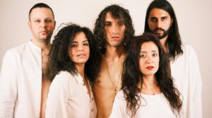 Sabato sera Lo Straniero in concerto al Castello dei Paleologi