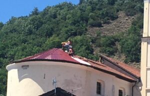 Chiesa di frazione Montaldo: quasi terminato il tetto provvisorio
