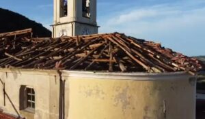“Forza del vento devastante. Il tetto della chiesa non era usurato”