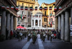 Città in festa con le brigate alpine per il raduno delle fanfare