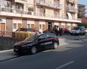 Donna muore dopo la caduta dal terrazzo