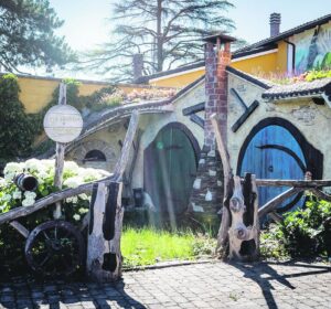 Tra botti e Hobbit: a Rocca si può dormire nella “Terra di mezzo”