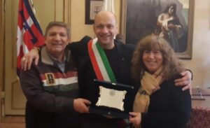 Una targa ai coniugi Federico per la casa (da sogno) di Natale